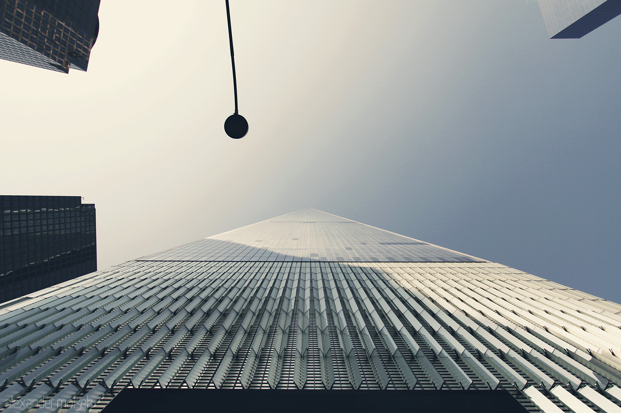 Foto von Blick weit nach oben entlang dem One World Trade Center
